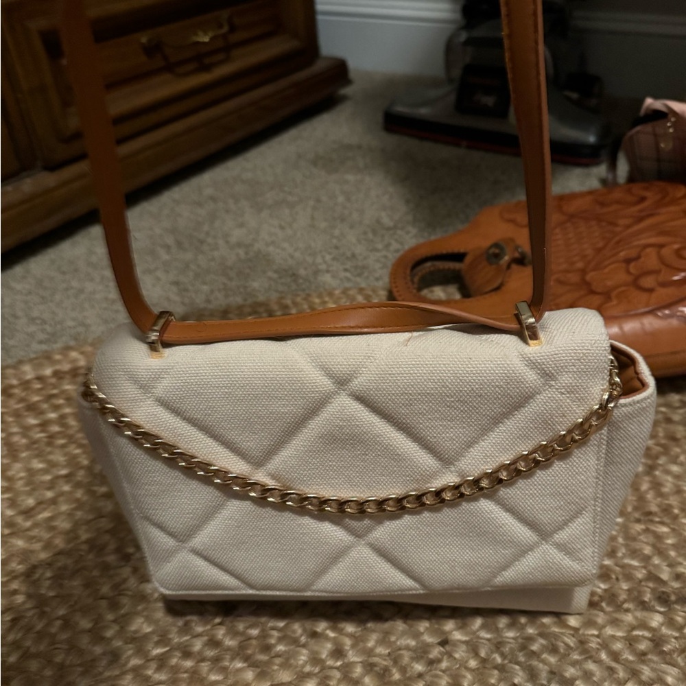 Linen color purse holds lots of storage. Bought and used acouple times